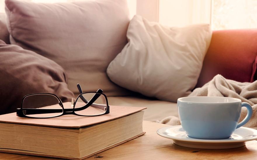 Książka, okulary i kanapa