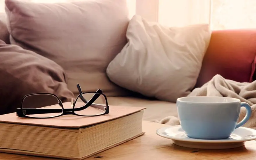 Książka, okulary i&nbsp;kanapa